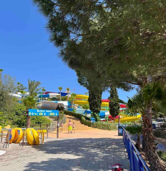 House Sleeps 6, Large Pool Walk To