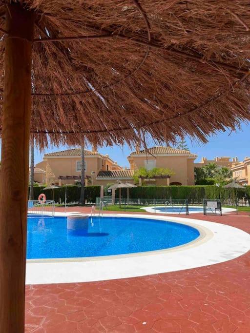 House Sleeps 6, Large Pool Walk To Hébergement de vacances
