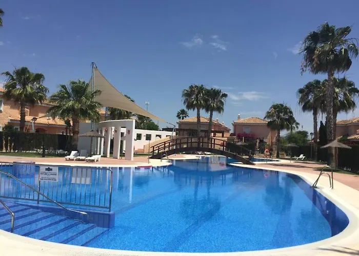House Sleeps 6, Large Pool Walk To Beach