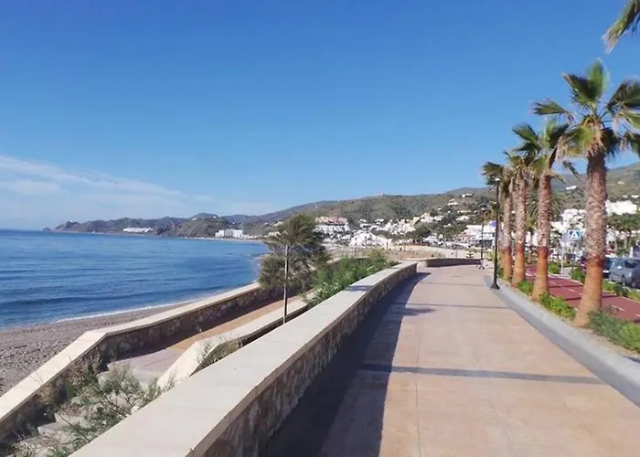 House Sleeps 6, Large Pool Walk To Beach