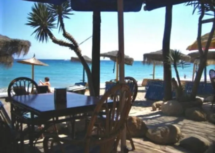 House Sleeps 6, Large Pool Walk To Beach
