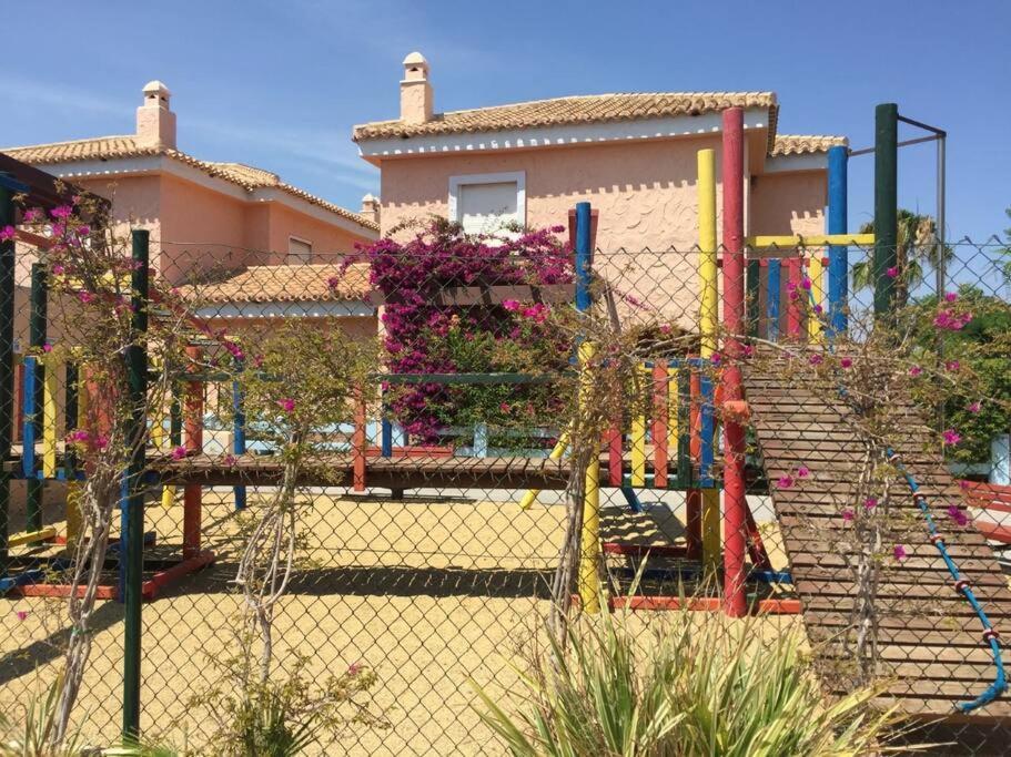 Vakantiehuis House Sleeps 6, Large Pool Walk To